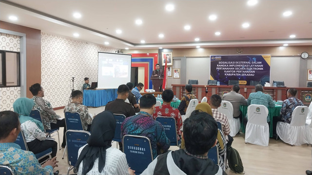 Kepala Kantor Pertanahan Kabupaten Sekadau, Kainda, memberikan sambutan dalam kegiatan sosialisasi eksternal dalam rangka implementasi layanan pertanahan secara elektronik. Foto: Dina Mariana/Hi!Pontianak