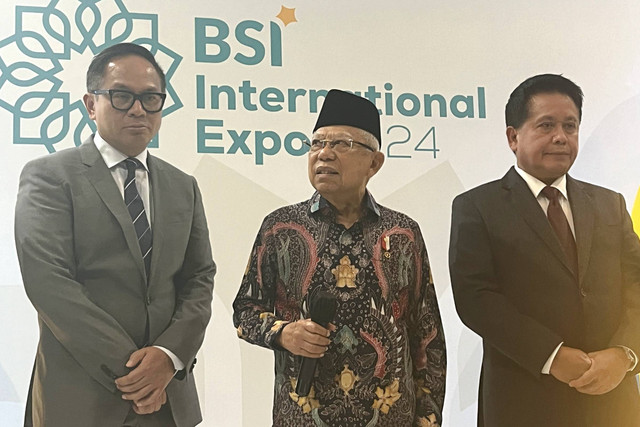 Wakil Menteri BUMN Kartiko Wirjoatmodjo, Wakil Presiden RI Ma'ruf Amin, Direktur Utama BSI Hery Gunardi dalam konferensi pers BSI International Expo 2024, Kamis (20/6/2024). Foto: Ghinaa Rahmatika/kumparan