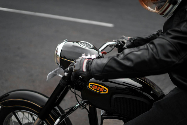 Ilustrasi cara belajar naik motor. Foto: Unsplash