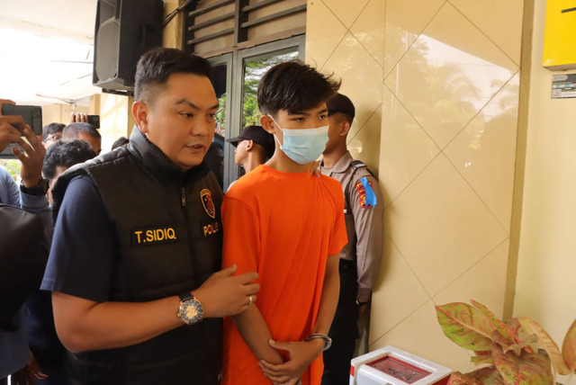 Polsek Kalideres tangkap DMS (18), pemuda yang coba bubarkan tawuran depan rumahnya namun berujung tewaskan anak di bawah umur. Foto: Dok. Humas Polsek Kalideres