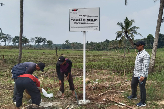 KPK sita 54 bidang tanah terkait dugaan korupsi pengadaan lahan di sekitar Jalan Tol Trans Sumatera (JTTS) tahun anggaran 2018 - 2020.  Foto: Dok. KPK