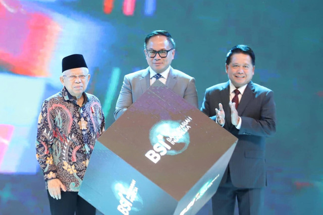 Direktur Utama BSI Hery Gunardi (kanan) bersama Wakil Presiden RI K.H Ma'ruf Amin (kiri), Wakil Menteri BUMN Kartika Wirjoatmodjo (tengah) saat seremoni pembukaan BSI International Expo di JCC Senayan Jakarta, Kamis (20/6/2024).  Foto: Dok. BSI