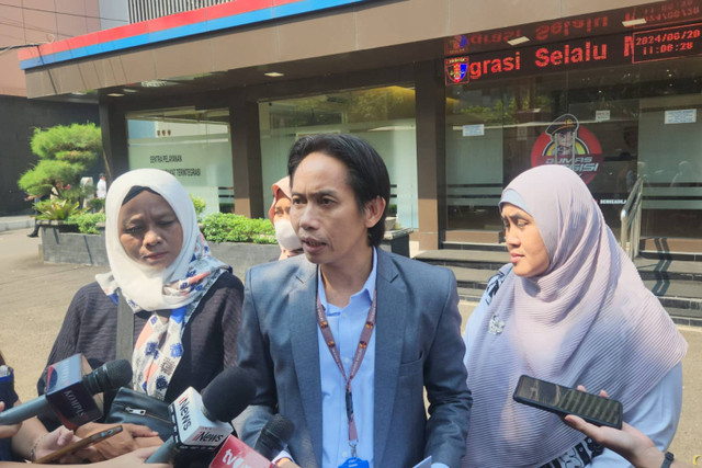 Pengacara Pegi Setiawan, Toni RM, saat mengadukan penyidik Polda Jabar ke Div Propam Mabes Polri pada Kamis (20/6/2024). Foto: Dok. Istimewa