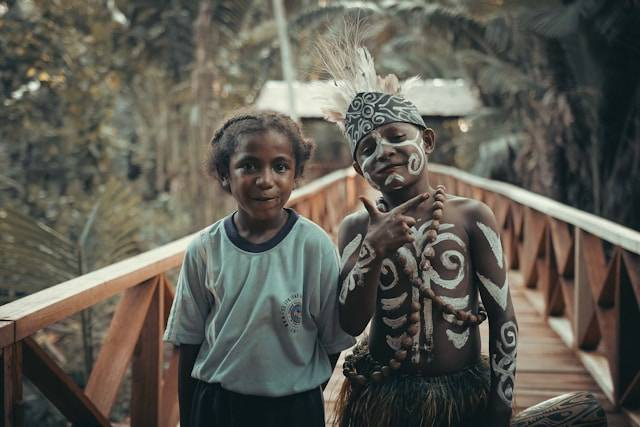Ilustrasi baju adat anak laki laki, Photo by Asso Myron on Unsplash