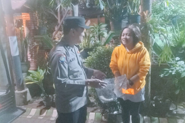 Polisi saat mendatangi TKP kucing mati dengan kaki tertancap paku di pohon depan rumah warga Perumahan Puncak Permata Sengkaling, Kecamatan Dau, Kabupaten Malang. Foto: Dok. Istimewa