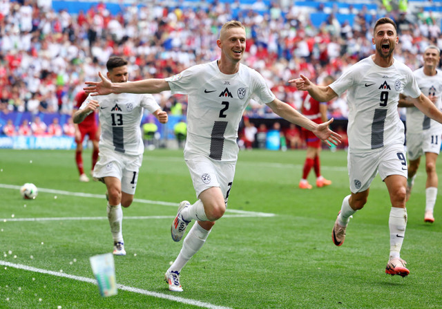 Pemain Slovenia Zan Karnicnik merayakan gol pertama mereka pada pertandingan Slovenia melawan Serbia saat Piala Eropa 2024 di Allianz Arena, Jerman, Kamis (20/6/2024). Foto: Leonhard Simon/REUTERS