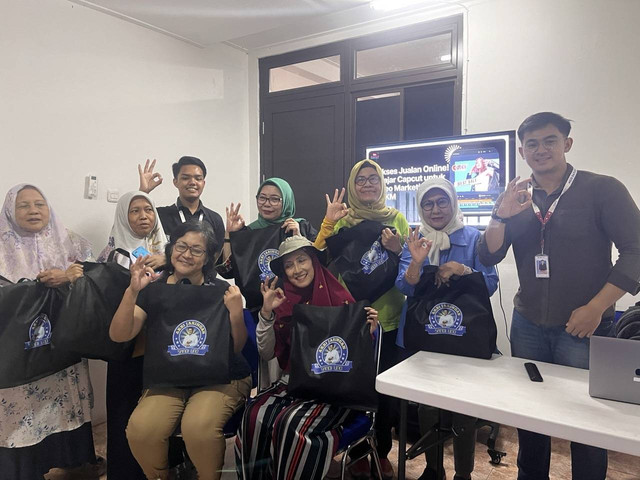 Seluruh peserta pelatihan foto bersama  di OK OCE Kemanusiaan Office, Tebet, Jakarta Selatan.