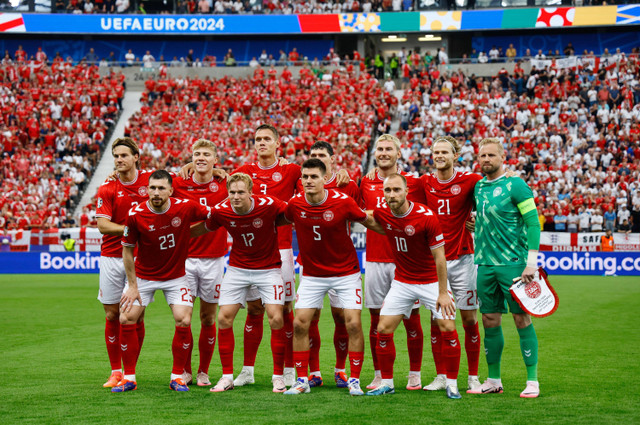 Para pemain Denmark berpose untuk foto bersama tim sebelum pertandingan pada laga Denmark melawan Inggris saat Piala Eropa 2024 di Deutsche Bank Park, Jerman, Kamis (20/6/2024). Foto: Wolfgang Rattay/REUTERS 