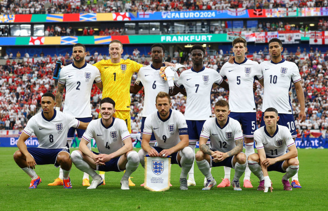 Para pemain Inggris berpose untuk foto bersama tim sebelum pertandingan pada laga Denmark melawan Inggris saat Piala Eropa 2024 di Deutsche Bank Park, Jerman, Kamis (20/6/2024). Foto: Lee Smith/REUTERS 