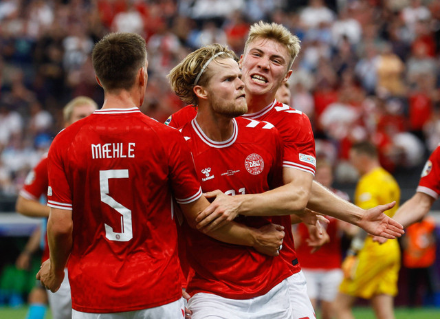 Morten Hjulmand dari Denmark merayakan gol pertama mereka bersama Rasmus Hojlund dan Joakim Maehle pada laga Denmark melawan Inggris saat Piala Eropa 2024 di Deutsche Bank Park, Jerman, Kamis (20/6/2024). Foto: Wolfgang Rattay/REUTERS 