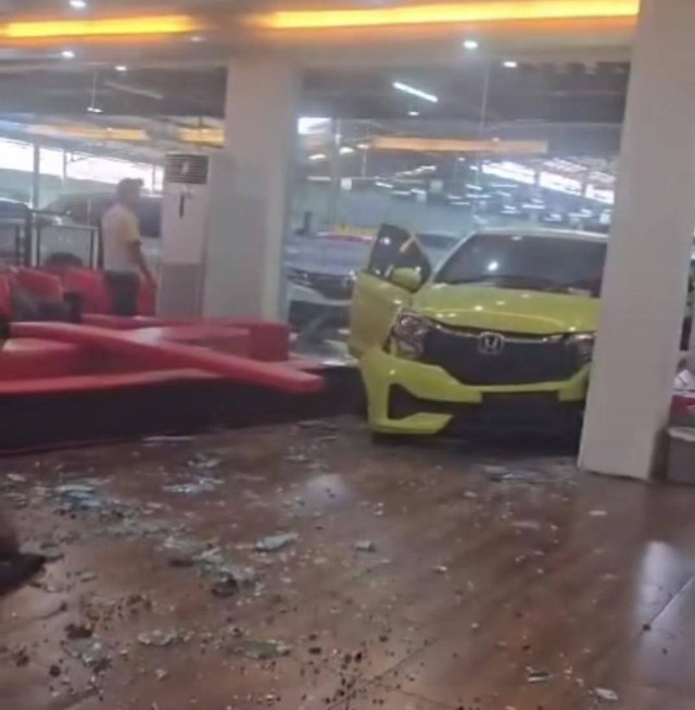 Potongan video yang memperlihatkan mobil Brio tabrak tiang showroom di Palembang, Foto : Ist