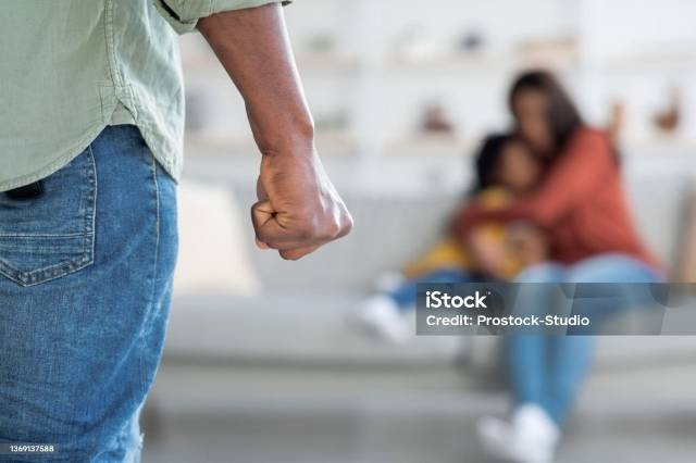 Kekerasan Dalam Rumah Tangga (Sumber: https://www.istockphoto.com/id/foto/kekerasan-dalam-rumah-tangga-pria-afrika-amerika-mengancam-istri-dan-putrinya-dengan-gm1369137588-438961277?searchscope=image%2Cfilm)