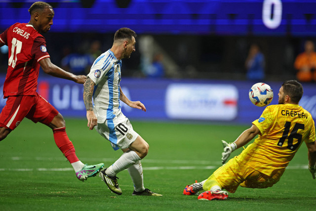 Pemain Argentina, Lionel Messi, menembak bola ke gawang Kanada dalam pertandingan Copa America Stadion Mercedes-Benz, Atlanta, Georgia, Amerika Serikat, 20 Juni 2024. Foto: REUTERS/Agustin Marcarian