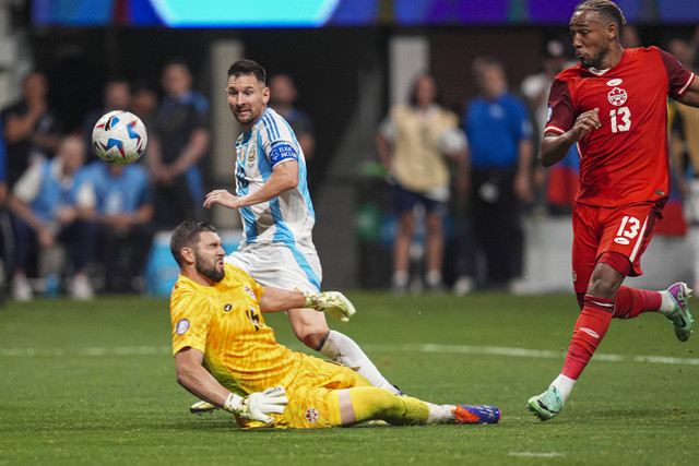 Penyerang Argentina Lionel Messi berusaha menyetak gol ke gawang Kanada, Kamis, 20 Juni 2024. Foto: Dale Zanine-USA TODAY Sports via Reuters