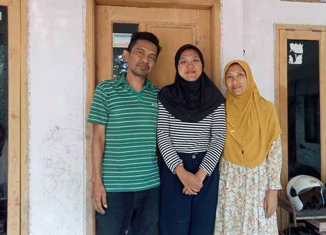 Love's Nurani Hasan bersama ayah dan ibunya. Foto: UGM