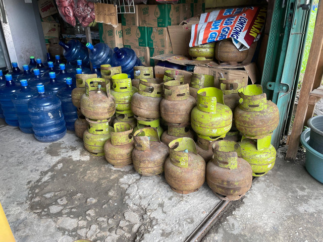 Tumpukan gas melon 3 kilogram di salah satu warung Kota Sintang. Foto: Yusrizal/Hi!Pontianak