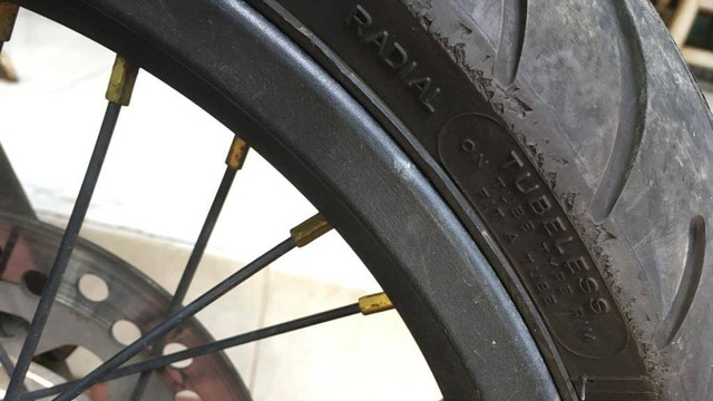 Ban Tubeless pada velg jari-jari. Foto: Alfons Yoshio/kumparan