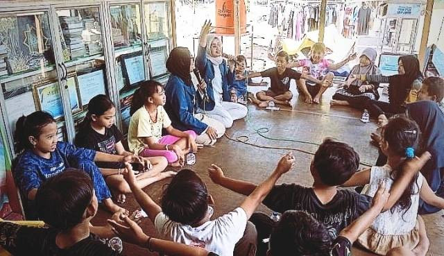 Foto kegiatan mahasiswa Universitas Airlangga memberikan pengajaran tentang pendidikan karakter di daerah makam Rangkah Kota Surabaya. Foto: Dokumentasi.