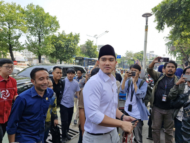 Ketua Umum PSI Kaesang Pangarep menunaikan salat Jumat di Masjid At Taqwa, Komplek Gedung Dakwah Muhammadiyah, Jakarta, Jumat (21/6). Foto: Nadia Riso/kumparan