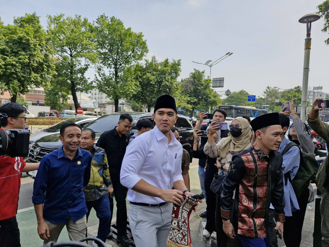 Ketua Umum PSI Kaesang Pangarep menunaikan salat Jumat di Masjid At Taqwa, Komplek Gedung Dakwah Muhammadiyah, Jakarta, Jumat (21/6). Foto: Nadia Riso/kumparan