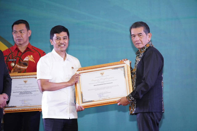 Pj Wali Kota Pontianak menerima penghargaan yang diserahkan oleh Wakil Menkes. Foto: Dok. Prokopim Pemkot Pontianak