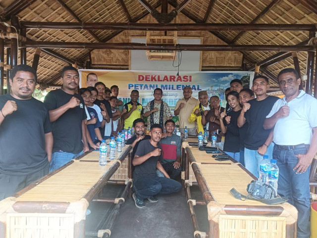 Keterangan foto:Puluhan petani milenial Kabupaten Sikka bersama Calon Gubernur NTT periode 2024-2029, Emanuel Melkiades Laka Lena, pada Jumat (21/6/2024) pagi.