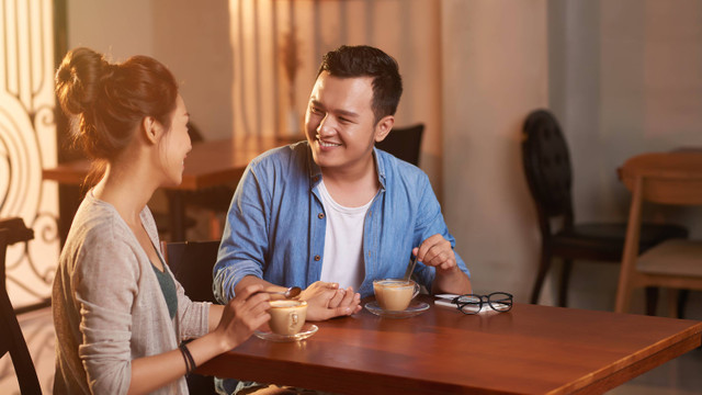 Ilustrasi laki-laki jatuh cinta lebih cepat dibandingkan perempuan. Foto: Dragon Images/Shutterstock