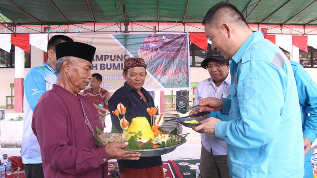 Direktur WHW menerima nasi kuning dari tumpeng nasi yang disediakan tokoh masyarakat. Foto: Dok. WHW