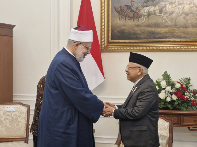 Wakil Presiden Ma'ruf Amin bertemu dengan Wakil Grand Syekh Al-Azhar Mohammed Abdel Rahman Ad-Duweiny di Jakarta, Jumat (21/6). Foto: Nadia Riso/kumparan