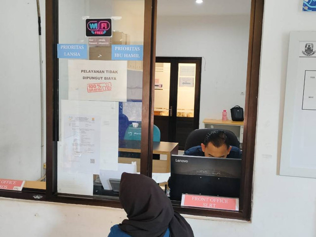 Pelayanan di sistem layanan dan rujukan terpadu (SLRT) Dinas Sosial Kabupaten Cirebon. Foto: Tarjoni/Ciremaitoday