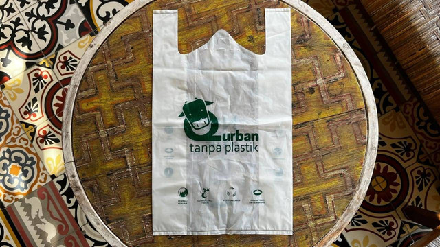 Telo Bag, kantong berbahan baku singkong yang digunakan UNISA Yogyakarta saat bagikan 2.000 paket kurban. Foto: Iqbaltwq/Pandangan Jogja