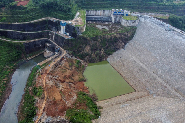 Foto udara proyek pembangunan Bendungan Leuwikeris di Kabupaten Tasikmalaya, Jawa Barat, Jumat (21/6/2024). Foto: Adeng Bustomi/Antara Foto