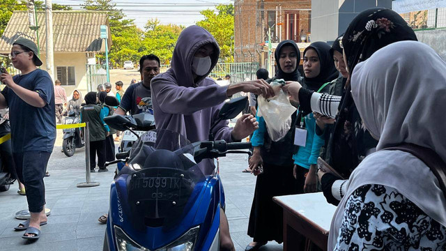 Mahasiswa yang mendapatkan daging kurban drive thru dari UNISA sebanyak 2.000 paket di halaman Masjid Walidah Dahlan UNISA Yogyakarta. Foto: Iqbaltwq/Pandangan Jogja