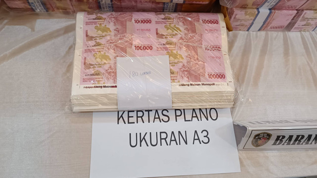 Barang bukti dari kasus uang palsu siap edar senilai Rp 22 Miliar di Jakbar, Jumat (21/6/2024). Foto: Thomas Bosco/kumparan