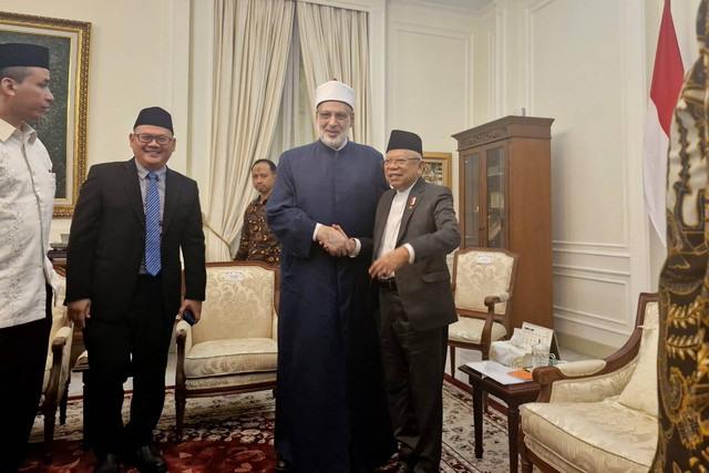 Wakil Presiden Ma'ruf Amin bersama Wakil Grand Syeikh Al-Azhar, Prof. Dr. Mohammed Abdel Rahman Al-Duweiny, Jumat (21/6/2024). Foto: Nadia Riso/kumparan