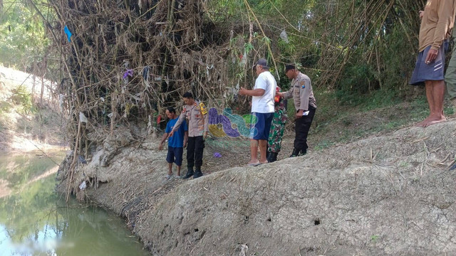 Petugas saat lakukan olah TKP di lokasi tenggelamnya MR (5), warga Desa Desa Jawik, Kecamatan Tambakrejo, Kabupaten Bojonegoro, Jawa Timur. Jumat (21/06/2024) (Aset: Istimewa)