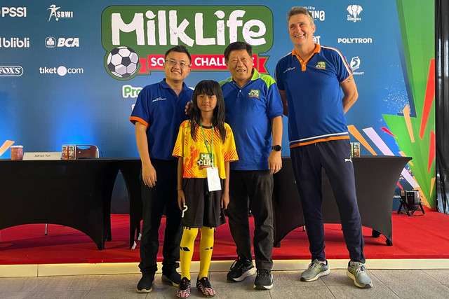 Konpers MilkLife Soccer Challenge yang dihadiri Adrian Tan, Brand Manager Global Dairi Alami ((paling kiri), Yoppy Rosimin (kedua dari kanan), Coach Timo Scheunemann (paling kanan), dan Sandrina dari SD Cimuncang. Foto: Aji Nugrahanto/kumparan