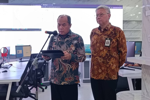 Kepala Pusdatin Kemensos, Agus Zainal Arifin, saat konferensi pers Kemensos soal data penerima bansos di kantor Kemensos Cawang, Jumat (21/6/2024). Foto: Hedi/kumparan