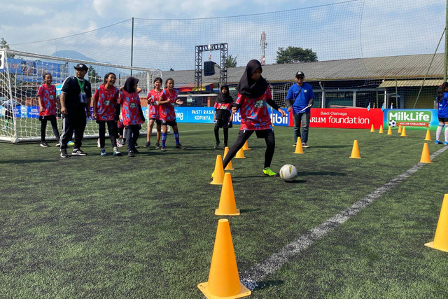 Skill challenge di MilkLife Soccer Challenge Bandung. Foto: Aji Nugrahanto/kumparan