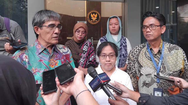 Koalisi Masyarakat Peduli Keterwakilan Perempuan (KMPKP) melaporkan seluruh komisioner KPU di bawah kepemimpinan Hasyim Asy'ari ke Kehormatan Penyelenggara Pemilu (DKPP). Foto: Paulina Herasmaranindar/kumparan