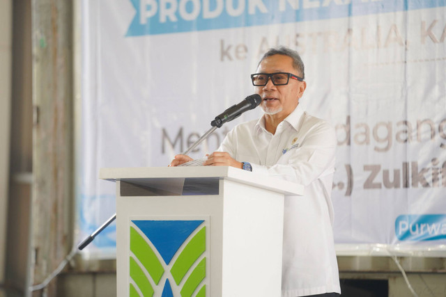 Menteri Perdagangan Zulkifli Hasan melepas ekspor 8 kontainer produk baja nexalume, nexium, dan nexcolor PT Tata Metal Lestari ke negara tujuan Australia, Kanada, dan Puerto Rico senilai USD 195.000 di Purwakarta, Jawa Barat, Jumat (21/6/2024). Foto: Dok. Kemendag RI