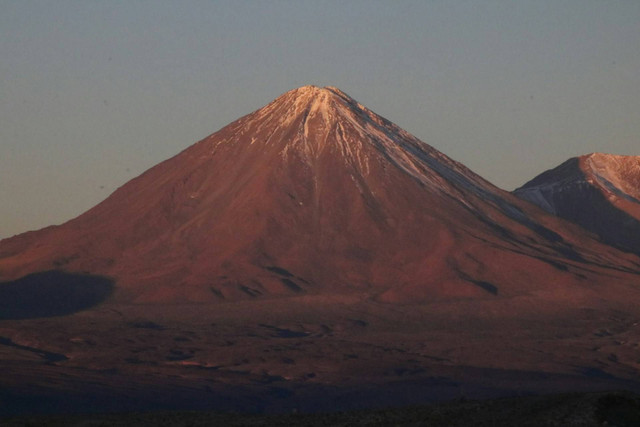 Ilustrasi Objek Penelitian Geografi yang Sesuai dengan Tema Dampak Abu Vulkanik terhadap Kondisi Lahan di Sekitar Gunung Api adalah. Sumber: Unsplash.com/Jorge Fernández Salas