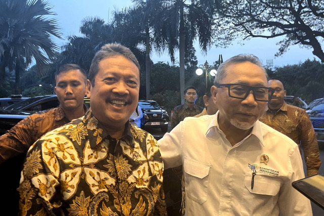 Menteri Kelautan dan Perikanan Sakti Wahyu Trenggono dan Menteri Perdagangan Zulkifli Hasan (Zulhas) di Kantor Kemenko Perekonomian, Jumat (21/6/2024). Foto: Ghinaa Rahmatika/kumparan