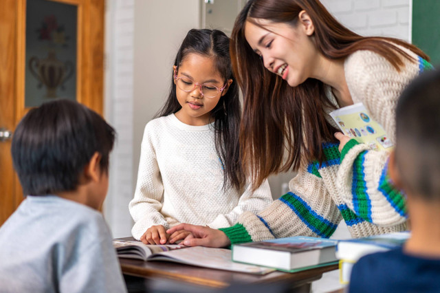 Ilustrasi orang tua ajari edukasi seks ke anak. Foto: Art_Photo/Shutterstock