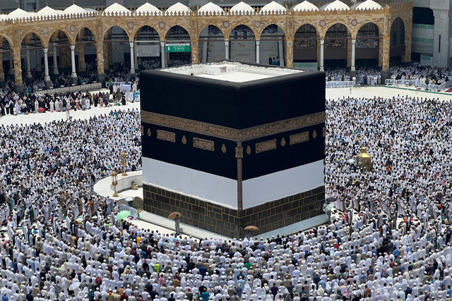 Salat Jumat di Masjidil Haram, Jumat (21/6/2024), tidak memakai baju ihram. Foto: X/@makkahregion