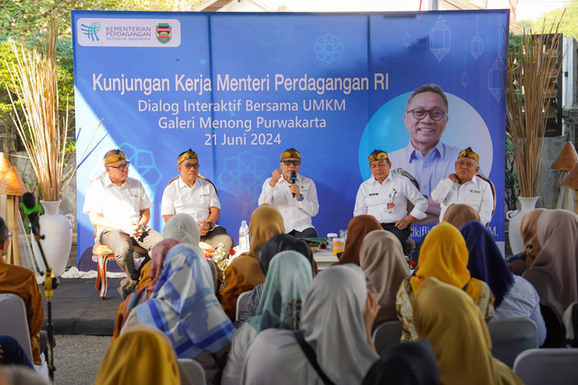 Menteri Pedagangan Zulkifli Hasan melakukan kunjungan Galeri Menong atau sentra oleh-oleh dan kerajinan khas Kabupaten Purwakarta, Jawa Barat, Jumat (21/6/2024). Foto: Kemendag