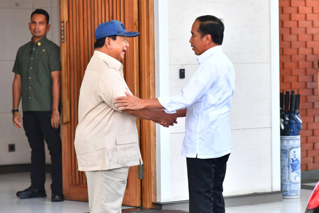 Menhan sekaligus Presiden terpilih 2024-2029 Prabowo Subianto datangi Presiden Jokowi di Bandara Halim untuk ucapkan selamat ulang tahun. Foto: Dok. Tim Prabowo Subianto