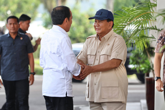 Menhan sekaligus Presiden terpilih 2024-2029 Prabowo Subianto datangi Presiden Jokowi di Bandara Halim untuk ucapkan selamat ulang tahun. Foto: Dok. Tim Prabowo Subianto