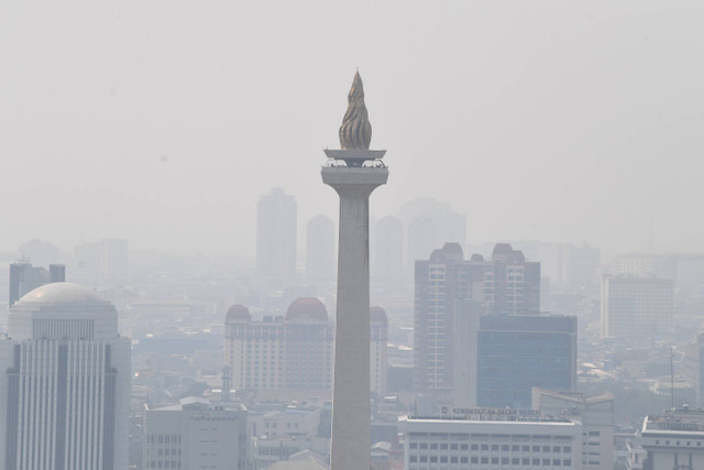 Suasana Monas yang tertutup polusi di Jakarta, Jumat (21/6/2024). Foto: Akbar Nugroho Gumay/ANTARA FOTO