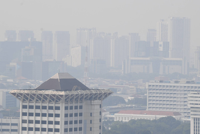 Deretan gedung bertingkat yang tertutup polusi di Jakarta, Jumat (21/6/2024). Foto: Akbar Nugroho Gumay/ANTARA FOTO